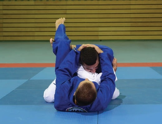 Tirer la tête dans triangle jambes - Reglement Ne Waza